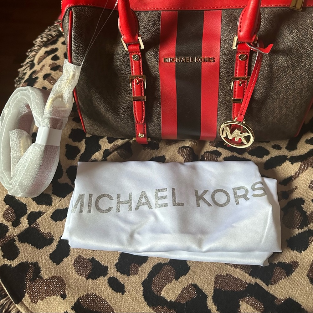 Michael Kors, medium  Bedford duffle Crossbody - Picture 9 of 11